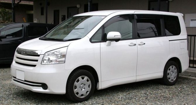 Toyota Noe 2-го поколения fot.